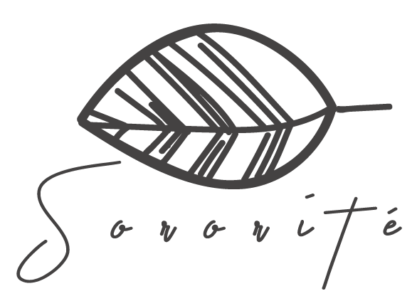 Logo oficial Sororité sobre fondo negro.